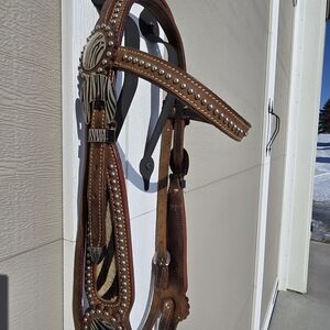 Beautiful Western Bridle With Studs And Cowhide